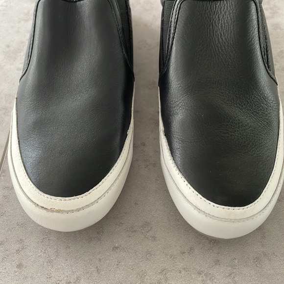 Vionic Black April Slip On Sneakers excellent condition leather arch support 7.5 - Picture 8 of 15